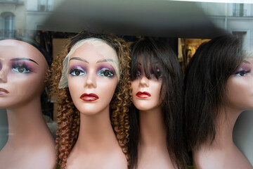 Perruques &agrave; vendre dans une vitrine 