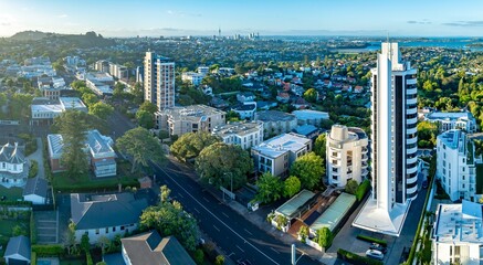 Obraz premium Aerial view of Remuera, Auckland, New Zealand, showcasing residential buildings and the city skyline. The photo highlights urban planning and architecture in a suburban setting.