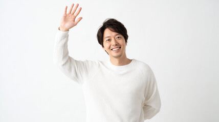 男性が白い服で笑顔で挨拶