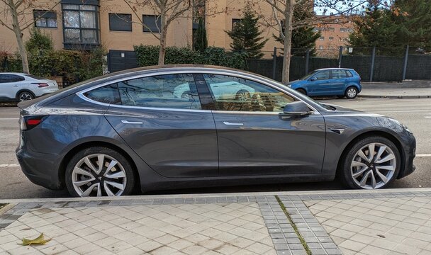 Vista lateral de un autom&oacute;vil Tesla Model 3 aparcado en una calle de Madrid, Espa&ntilde;a, 27 de diciembre de 2025