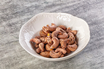 Fototapeta premium Unpeeled cashew nuts in the bowl
