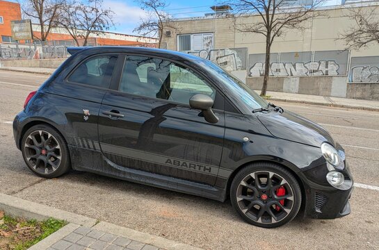 Vista lateral de un autom&oacute;vil Abarth 595 aparcado en una calle de Madrid, Espa&ntilde;a, 27 de diciembre de 2025