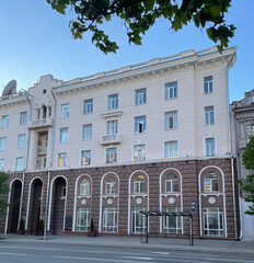 Naklejka premium Brightly lit historic building showcases architectural features on a calm morning