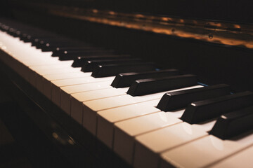 Upright piano details in cozy indoor night lighting © Thomas Lemmer