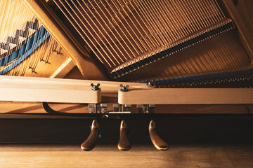 Upright piano details in cozy indoor night lighting © Thomas Lemmer