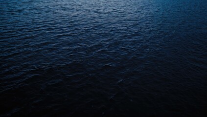 Obraz premium Dark water setting serving as a backdrop for UI elements or graphic overlays, focusing on visual clarity