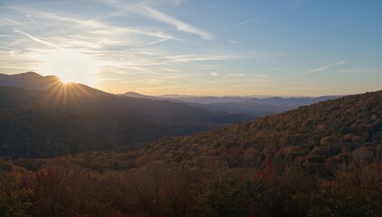 Obraz premium Blue Ridge Mountains at dusk in Autumn, highlighting natural erosion and seasonal foliage