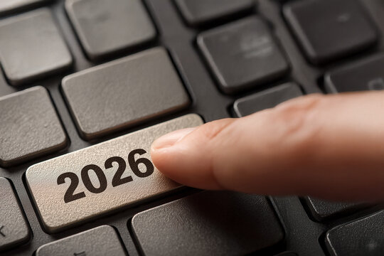 Doigt appuyant sur touche clavier avec nombre 2026 sur clavier d&rsquo;ordinateur noir, concept nouvelle ann&eacute;e transition num&eacute;rique technologie informatique