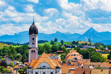 Blick auf Nesselwang mit der Pfarrkirche Sankt Andreas im Allg&auml;u