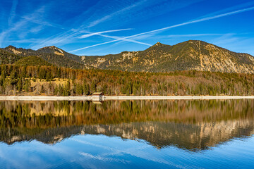 Herbstliche Spiegelung im Walchensee