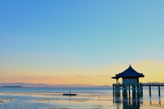 海辺の景観：夕日の輝き