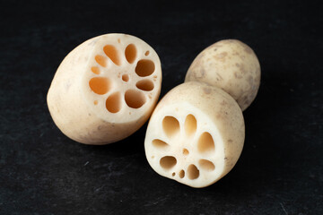 黒バックに置いた蓮根の断面