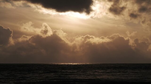 高台から見下ろす冬の荒れた海