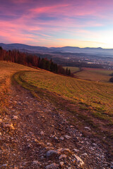 Panoramiczny widok z Góry Szybowcowej na Jelenią Górę i Karkonosze o zachodzie słońca, Dolny Śląsk, Polska © krzys ser