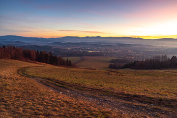 Panoramiczny widok z Góry Szybowcowej na Jelenią Górę i Karkonosze o zachodzie słońca, Dolny Śląsk, Polska © krzys ser