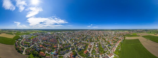 Die Gemeinde Kissing zwischen Lech und Paar in Schwaben aus der Vogelperspektive
