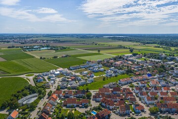 Die Gemeinde Kissing zwischen Lech und Paar in Schwaben aus der Vogelperspektive