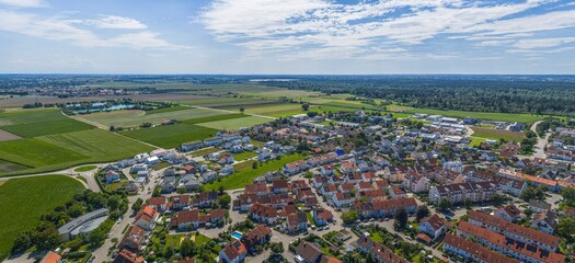 Die Gemeinde Kissing zwischen Lech und Paar in Schwaben aus der Vogelperspektive