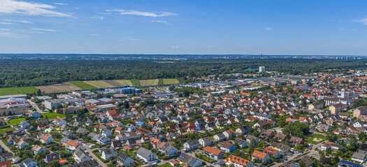 Die Gemeinde Kissing zwischen Lech und Paar in Schwaben aus der Vogelperspektive