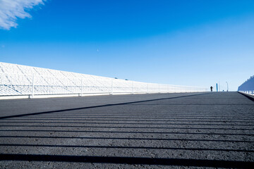 青空に映える白い堤防、防波堤ブロック