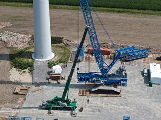 Gittermast-Raupenkran wartet auf den Aufbau einer neuen Windkraftanlage im Windpark, Luftbild, Vorbereitung, Baustelle, Energiewende