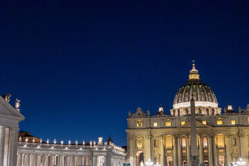 Obraz premium View of St. Peter's Basilica with its famous dome, from St. Peter's Square at dusk in Vatican City, Rome, Italy.