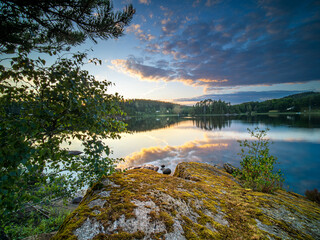 Sonnenuntergang an einem See in S&uuml;dschweden