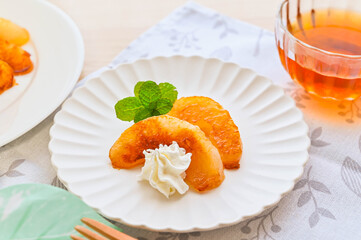 お皿に盛った梨のキャラメリゼ