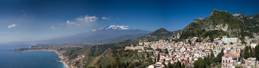 Fototapeta premium Panorama of the Etna volcano and Taormina