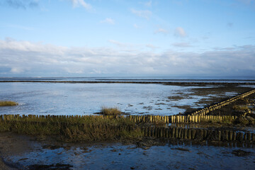 Sonnenlicht im Winter an der Nordseek&uuml;ste am Wattenmeer.