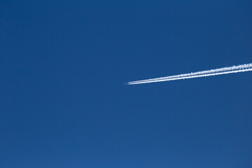 flugzeug mit kondenzstreifen