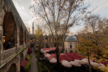 Koza Inn, located in Bursa province of T&uuml;rkiye, was built in the 15th century by II. It was built by Bayezid. Today, many workplaces and cafeterias provide service in Koza Han.