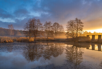 wsch&oacute;d słońca nad stawem