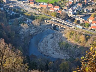 Panoramic viewpoint over Bardo Śląskie and the Kłodzko Valley. Green hills, the Nysa Kłodzka River and a small town create a peaceful landscape of southern Poland.