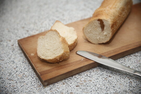 closeup bread and knife on the table
