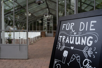 Blick in eine Hochzeitslocation kurz vor Beginn der Hochzeit Zeremonie, ein Glas Pavillon, im...