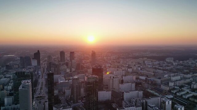 Warszawa - Polska - centrum miasta nagrane z drona, wieżowce, drapacze chmur, zach&oacute;d słońca, świetlone budynki, panorama miasta