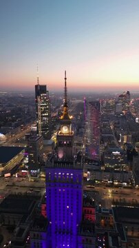 Warszawa - Polska - centrum miasta nagrane z drona, wieżowce, drapacze chmur, zach&oacute;d słońca, świetlone budynki, panorama miasta