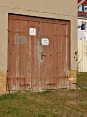 Alte DDR-T&uuml;r aus Holz mit Schild