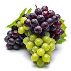 Uvas frescas verdes y moradas con gotas de agua sobre fondo blanco