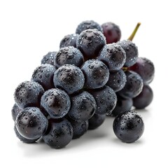 Uvas frescas con gotas de agua sobre un fondo blanco.