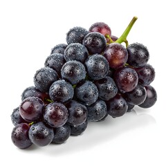 Uvas moradas frescas con gotas de agua sobre fondo blanco