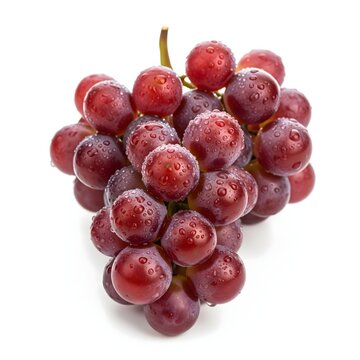 Uvas rojas frescas con gotas de agua sobre un fondo blanco