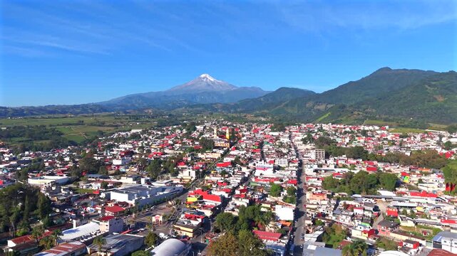 El Pueblo M&aacute;gico de Coscomatepec con el Pico de Orizaba al fondo. Estado de Veracruz, M&eacute;xico.