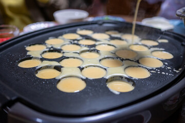 とても楽しい日本の一般家庭のたこ焼きパーティー