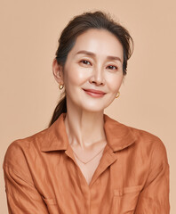 지혜롭고 자신감 있는 한국 중년의 미소 광고컷