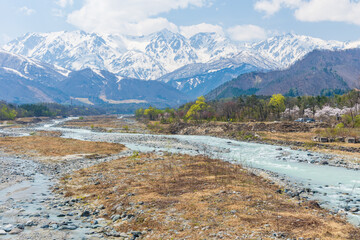 日本の風景・春　長野県白馬村　残雪の白馬三山と松川 © Yuta1127
