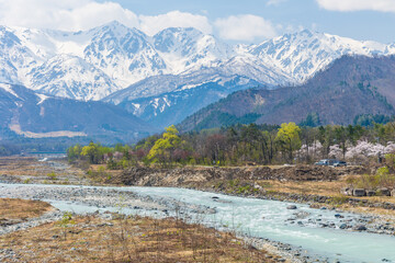 日本の風景・春　長野県白馬村　残雪の白馬三山と松川 © Yuta1127