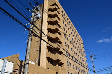 高層ビルの窓と壁面 © FRANK