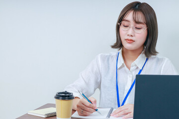 デスクワーク中に居眠りをしてしまう女性